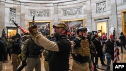 Demonstran pendukung Trump memasuki ruangan Rotunda di Gedung Capitol, Washington DC Rabu siang (6/1). 