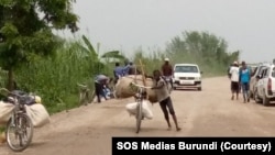 Abatwara amakinga bapakiye isukari mu Gatumba mu burengero bwa Bujumbura