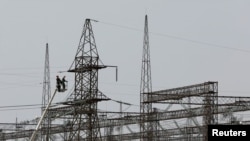 Công nhân sửa lưới điện tại nhà máy điện hạt nhân Zaporizhzhia. 