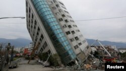 Un bâtiment menacant de s'écrouler après un tremblement de terre à Hualien, Taiwan le 7 février 2018.