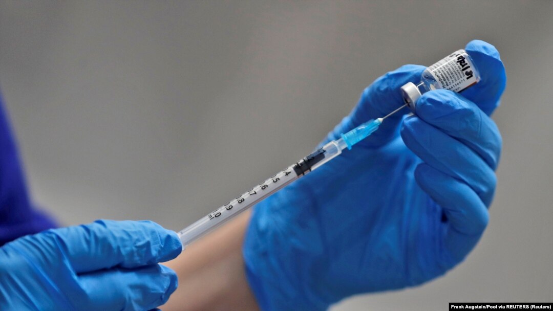 A nurse prepares to administer the Pfizer-BioNTech COVID-19 vaccine at Guy's Hospital in London, Britain December 8, 2020. Frank Augstein/Pool via REUTERS/File Photo