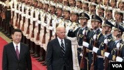 Wapres Tiongkok Xi Jinping (kiri) mendampingi Wapres AS Joe Biden dalam upacara penyambutan di Beijing (18/8).