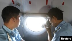 Lực lượng không quân Việt Nam làm nhiệm vụ tìm kiếm chiếc máy bay Malaysia bị mất tích ngoài khơi đảo Thổ Chu, ngày 10/3/2014.