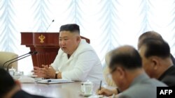 김정은 북한 국무위원장이 노동당 중앙위원회 제7기 제13차 정치국 회의를 주재했다고 조선중앙통신이 지난 6월 보도했다.