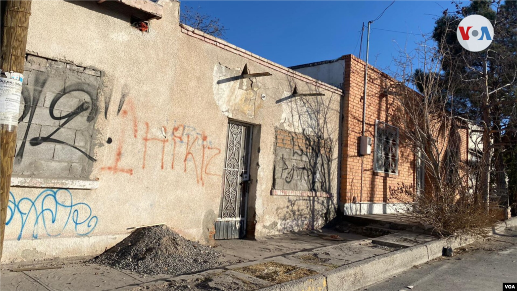 El graffiti en las paredes de esta vivienda se destaca en este vecindario de clase trabajadora en Ciudad Ju&#225;rez. 