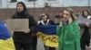 Familiares y amigos de prisioneros de guerra ucranianos de la Brigada Azov y subunidades sostienen pancartas y la bandera ucraniana durante una manifestación frente al edificio de la Ópera en Kiev el 17 de marzo de 2024, pidiendo su intercambio con prisioneros rusos. [Foto:AFP]
