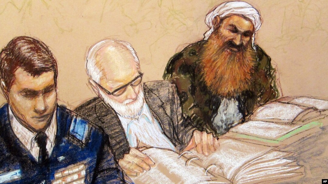 Sketsa gambar tertuduh otak serangan 11 September 2001, Khalid Sheikh Mohammed (kanan) saat hadir dalam pembacaan tuduhan di Guantanamo 12 Februari tahun 2013 (foto: dok).