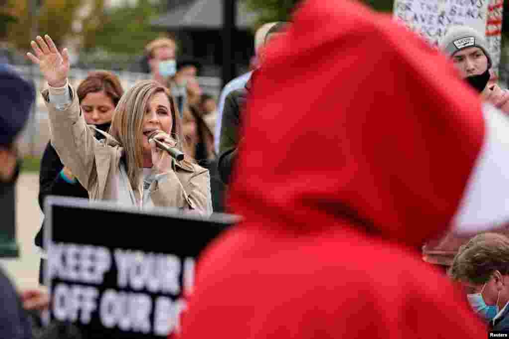 Un activista que apoya la nominaci&#243;n de Amy Coney Barrett a la Corte Suprema da un discurso mientras se enfrentas a manifestantes en contra en las afueras de la Corte Suprema en Washington, D.C., el lunes 26 de octubre de 2020.