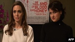 Andjelina Džoli i Vanesa Glodjo, glumica u filmu "U zemlji krvi i meda", razgovaraju sa novinarima uoči vašingtonske premijere.