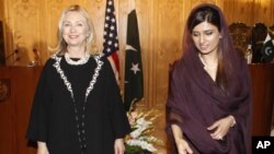 ລັດຖະມົນຕີການຕ່າງປະເທດສະຫະລັດ ທ່ານນາງ Hillary Clinton (ຊ້າຍ) ແລະລັດຖະມົນຕີການຕ່າງປະ ເທດປາກິສຖານ ທ່ານນາງ Hina Rabbani Khar (21 ຕຸລາ 2011)