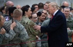 도널드 트럼프 미국 대통령이 지난 2018년 12월 독일 람슈타인 공군기지에서 주독미군 장병들을 격려했다.