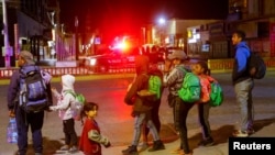 Migrantes, en su mayoría venezolanos, reunidos durante una operación de agentes de migración y la policía en el centro de Ciudad Juárez el 13 de marzo de 2023.