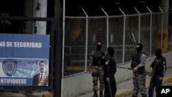 Un grupo de policías con el rostro cubierto hacen guardia en la puerta principal de la sede del SEBIN en Caracas, Venezuela, el 16 de mayo de 2018.