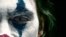 El actor Joaquin Phoenix en una imagen publicitaria de la pelicula "Joker", la cual se convirtió en la primera producción censura restringida de Hollywood en obtener más de $ 1 mil millones en venta de boletos en todo el mundo.