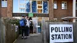 英國舉行大選，人們在倫敦的一個投票站排隊投票。民調預測，工黨將贏得自2005年以來的首次大選，其領導人基爾·斯塔默（Keir Starmer）將成為首相。 (2024年7月4日)