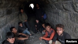 Bitlis'in Tatvan ilçesi yakınlarında İran sınırından Türkiye'ye giriş yapan bir grup Afgan mülteci 