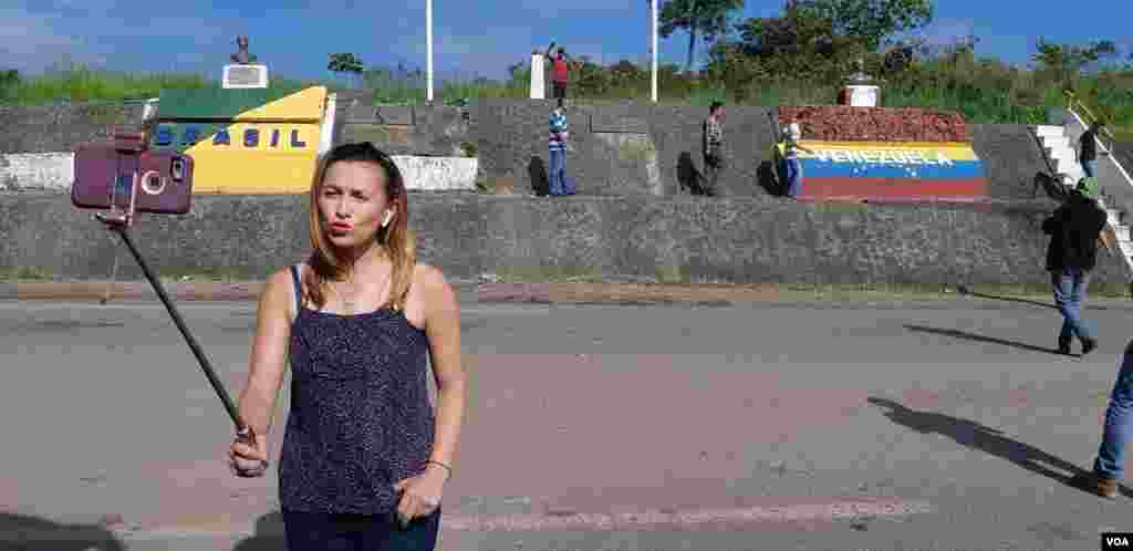 VOA Noticias Celia Mendoza y Alejandra Arredondo pasaron 11 días en las líneas fronterizas entre Venezuela, Brasil, Colombia y Ecuador informando sobre el éxodo de venezolanos en la región. (Alejandra Arredondo, Celia Mendoza &ndash; VOA) https://www.voanoticias.com/a/venezuela-frontera-ecuador-colombia/4541245.html &nbsp;