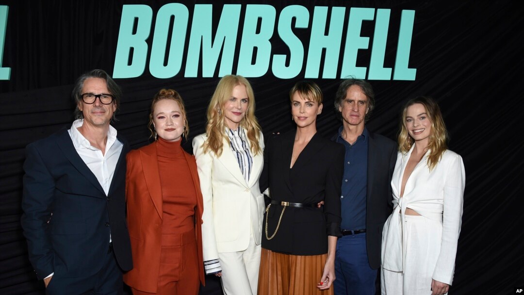 Desde la izquierda, el escritor Charles Randolph, Liv Hewson, las actrices Nicole Kidman y Charlize Theron, el director Jay Roach y la actriz Margot Robbie en una proyección especial de "Bombshell" en el Pacific Design Center de Los Angeles. 13/10/19. Foto de Jordan Strauss/AP.