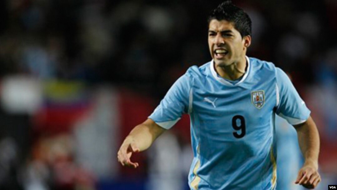 Luis Suarez mencetak gol kontroversial 'handball' bagi Liverpool ke gawang Mansfield dalam putaran piala FA (foto: dok). 