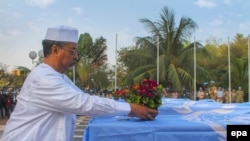 Le représentant spécial du Secrétaire général de l'ONU pour le Mali, Mohamed Saleh Annadif, chef de la Mission de stabilisation multidimensionnelle intégrée des Nations Unies au Mali (MINUSMA) dépose des fleurs sur un cercueil pour les Casques bleus tués à Kidal, lors d'un service commémoratif en Bamako, Mali, 17 février 2016. epa/ STR