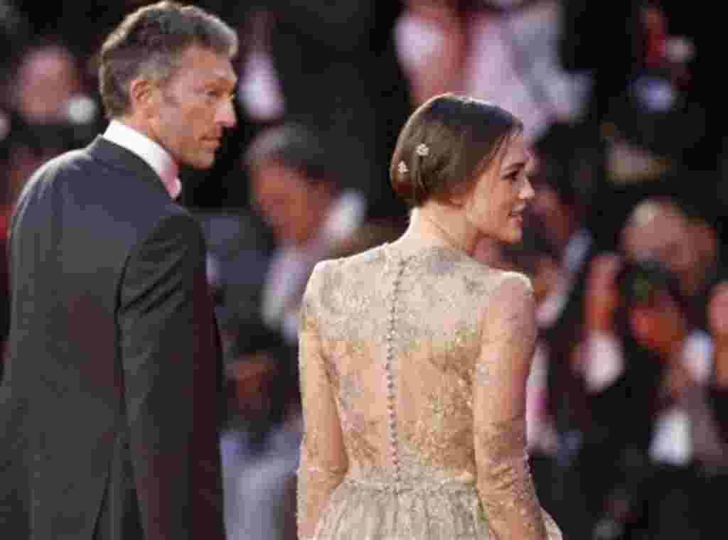 La actriz Keira Knightley, a la derecha, y el actor Vincent Cassel llegan para el estreno de su película 'Un método peligroso' en la edición 68 del Festival de Cine de Venecia en Italia.