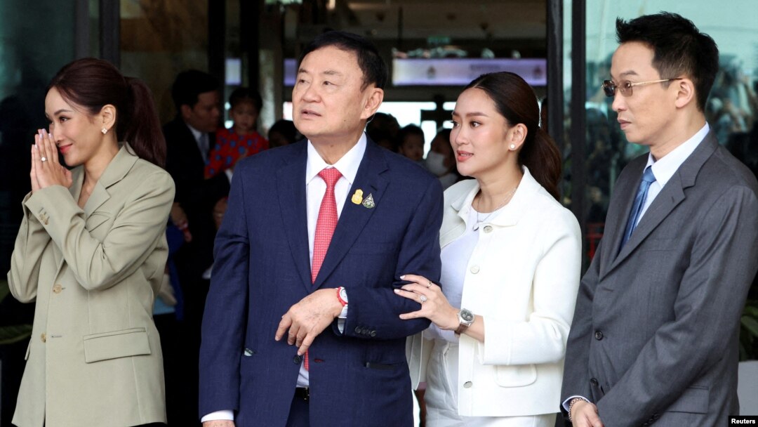 2023年8月22日，泰国前总理他信·西那瓦（左二）与儿子和女儿在曼谷廊曼机场。