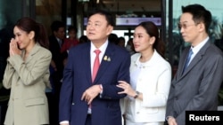 2023年8月22日，泰国前总理他信·西那瓦（左二）与儿子和女儿在曼谷廊曼机场。