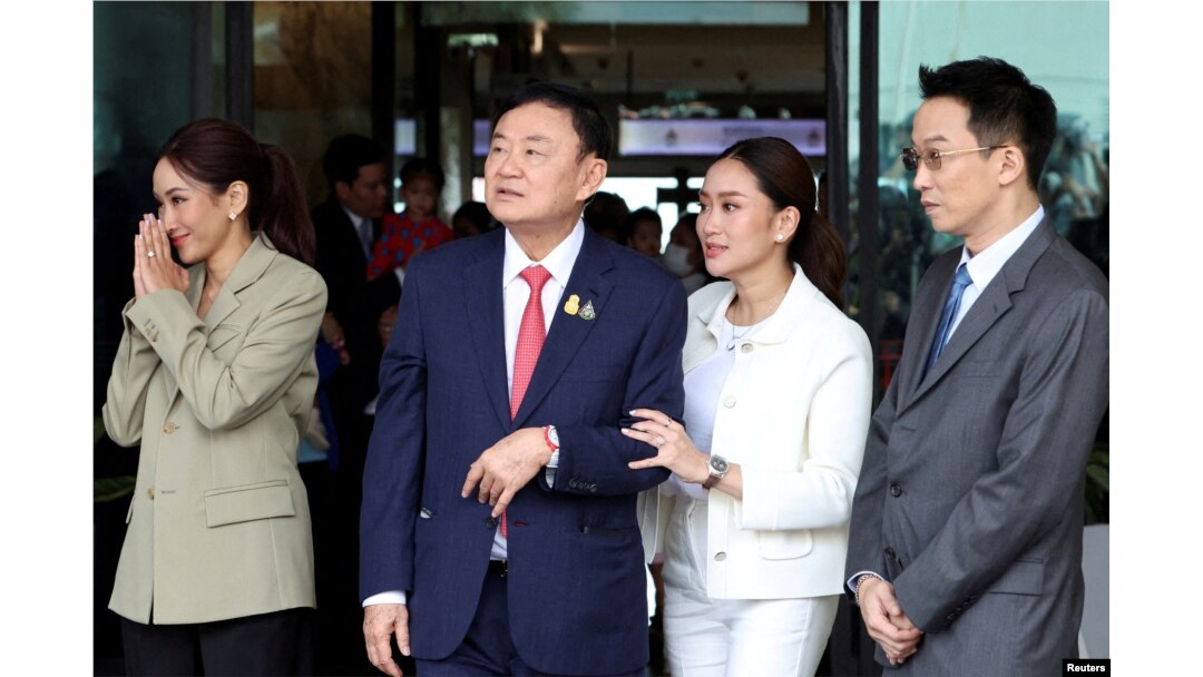 Mantan perdana menteri Thailand Thaksin Shinawatra didampingi putranya, A Panthongtae Shinawatra dan kedua putrinya, Paetongtarn Shinawatra dan Pintongtha Kunakornwong, tiba di Bandara Don Mueang, Bangkok, Thailand, 22 Agustus 2023. (Foto: Athit Perawongmetha/Reuters)