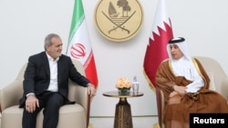 Presiden Iran Masoud Pezeshkian bertemu dengan pejabat Qatar, di Doha, Rabu 2 Oktober 2024.