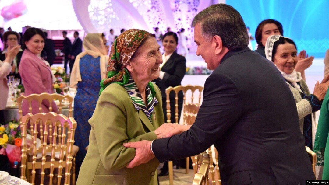 O'zbekiston Prezidenti Shavkat Mirziyoyev ayollar bilan
