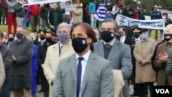El presidente de Uruguay, Luis Lacalle Pou, usando mascarilla, en un reciente acto público.