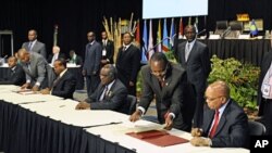 (From R to L) South African President Jacob Zuma, Namibia's President Hifikepunye Pohamba, King Mswati lll of the Kingdom of Swaziland and Malawi Prsident Bingu wa Mutharika sign an undertaking for further negotiations towards a tripartite free trade agre