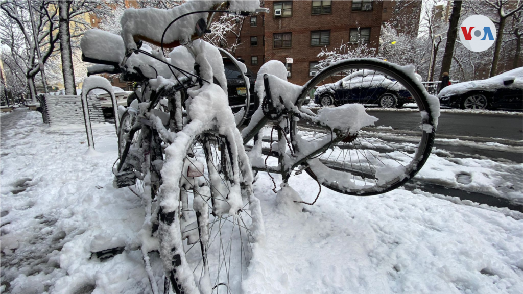 Bicicletas aparcadas a la intemperie aparecen cubiertas por capas de nieve.