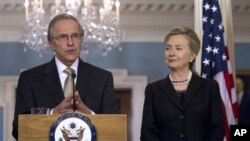Mjumbe mpya wa Marekani kwa Sudan akiwa na Waziri wa mambo ya nje wa Marekani Hillary Clinton