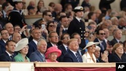 세계 각국 정상들이 5일 영국 포츠머스에서 거행된 노르망디 상륙작전 75주년 기념식에 참석했다. 앞줄 왼쪽부터 에마뉘엘 마크롱 프랑스 대통령, 테레사 메이 영국 총리, 찰스 영국 왕세자, 엘리자베스 2세 여왕, 도널드 트럼프 미국 대통령, 멜라니아 트럼프 여사, 프로코피스 파블로풀로스 그리스 대통령, 앙겔라 메르켈 독일 총리. 