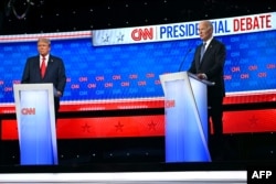 Presiden AS Joe Biden dan mantan Presiden AS dan calon presiden dari Partai Republik Donald Trump berpartisipasi dalam debat presiden pertama Pemilu 2024 di studio CNN di Atlanta, Georgia, 27 Juni 2024. (Foto: AFP)