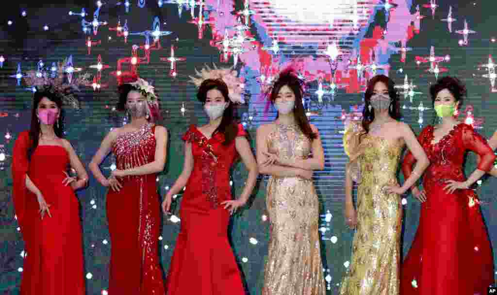 چند مدل در حاشیه یک شوی لباس با صورت‌های ماسک زده حضور یافتند. کره جنوبی با ۱۳ هزار مورد کرونا، کمتر از ۳۰۰ مرگ را ثبت کرده است. 