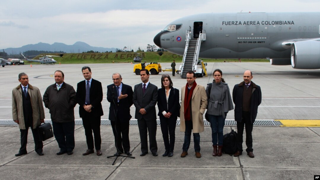 Nhóm đàm phán hòa bình của chính phủ Colombia và lực lượng vũ trang cách mạng Colombia (FARC) chụp ảnh trước khi vào máy bay của Không quân Colombia tại sân bay quân sự ở Bogota, Colombia, 16/10/2012