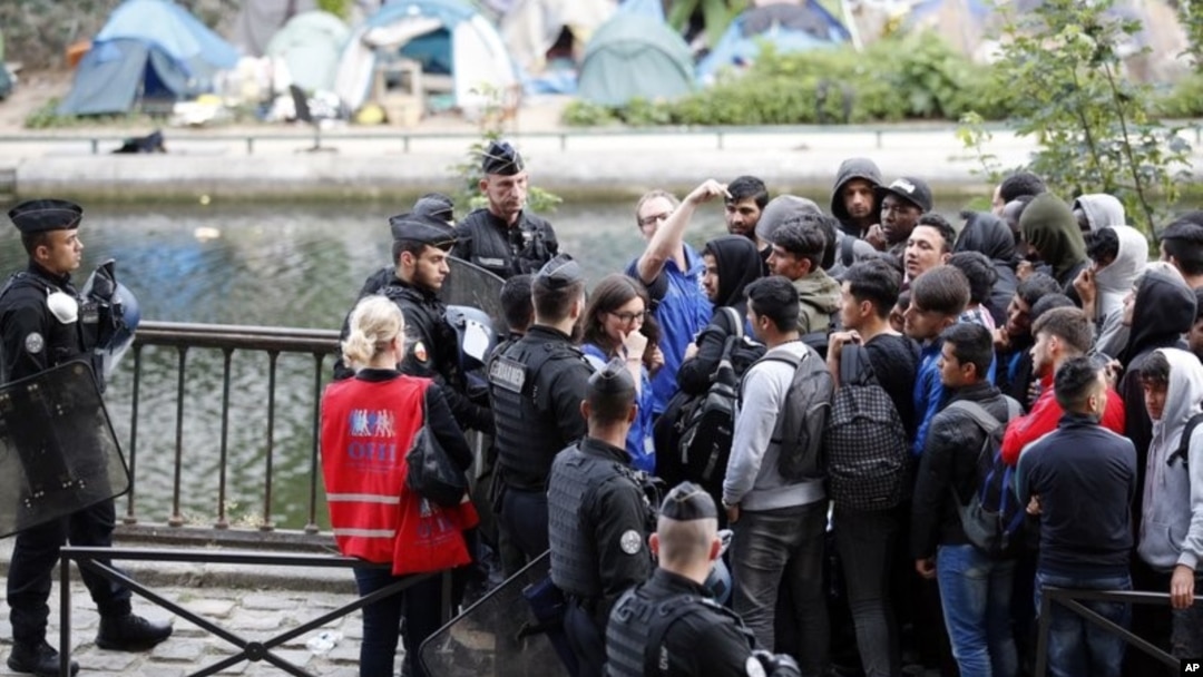 Majeur ou mineur ? D'un département français à l'autre, la roulette russe  pour les jeunes migrants