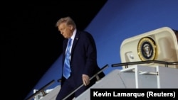도널드 트럼프 미국 대통령이 2025년 1월 31일 미국 플로리다주 웨스트팜비치에 도착해 에어포스원(대통령 전용기)에서 내려오고 있다. [사진 제공: 로이터]