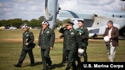 资料照片：张又侠(左三，时任沈阳军区司令员)陪同时任中国国防部长梁光烈(左二)参观北卡罗来纳州勒琼海军陆战队基地。(2012年5月9日)