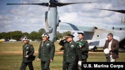 资料照片：2012年5月9日，时任沈阳军区司令员张又侠(左三)陪同中国国防部长梁光烈上将(左二)访问北卡罗来纳州勒琼营海军陆战队基地。