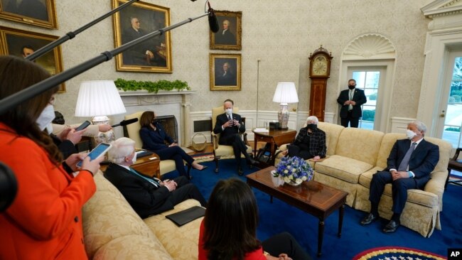 Tổng Thống Mỹ Joe Biden, Phó TT Kamala Harris và Bộ Trưởng Bộ Tài Chính Janet Yellen, gặp gỡ các lãnh đạo doanh thương tại Tòa Bạch Ốc ngày 9/2/2021. 