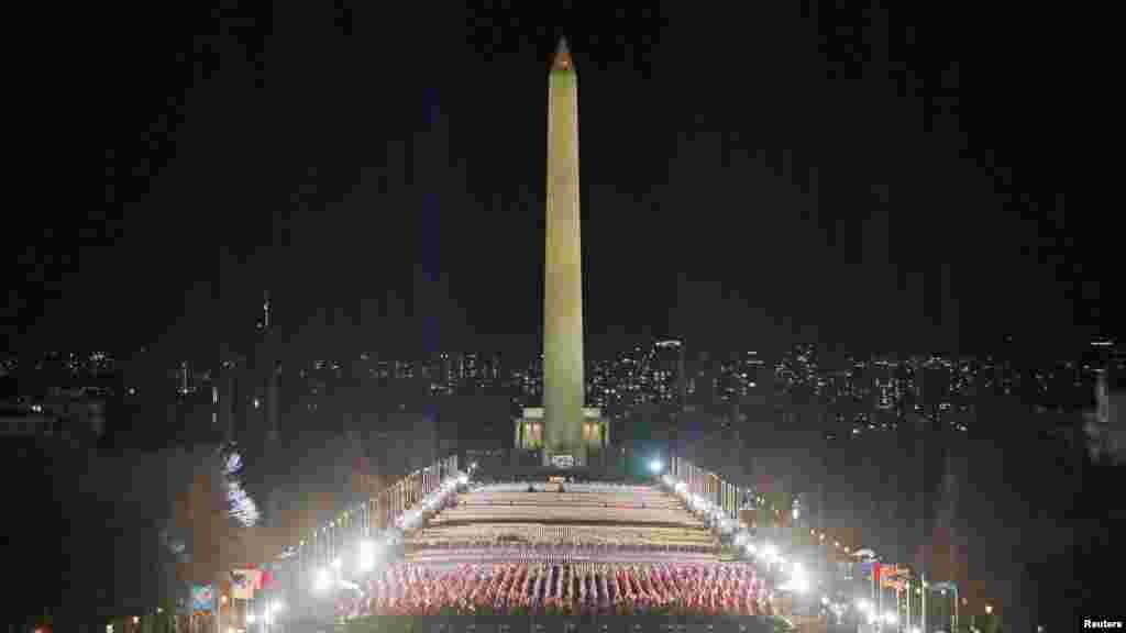 برخلاف سال&zwnj;های گذشته، امسال به دلیل جلوگیری از گسترش کروناویروس شمار اندک مهمانان در مراسم تحلیف ریاست جمهوری دعوت شده بودند