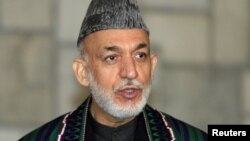 Tổng thống Afghanistan Hamid Karzai trong một cuộc họp báo tại Dinh Tổng thống ở Kabul, 13/12/2012