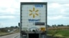 Un camión de Walmart anuncia contratación mientras viaja por la ruta interestatal I-88 en Franklin Grove, Illinois, el lunes 14 de octubre de 2024. (Foto AP/Nam Y. Huh)