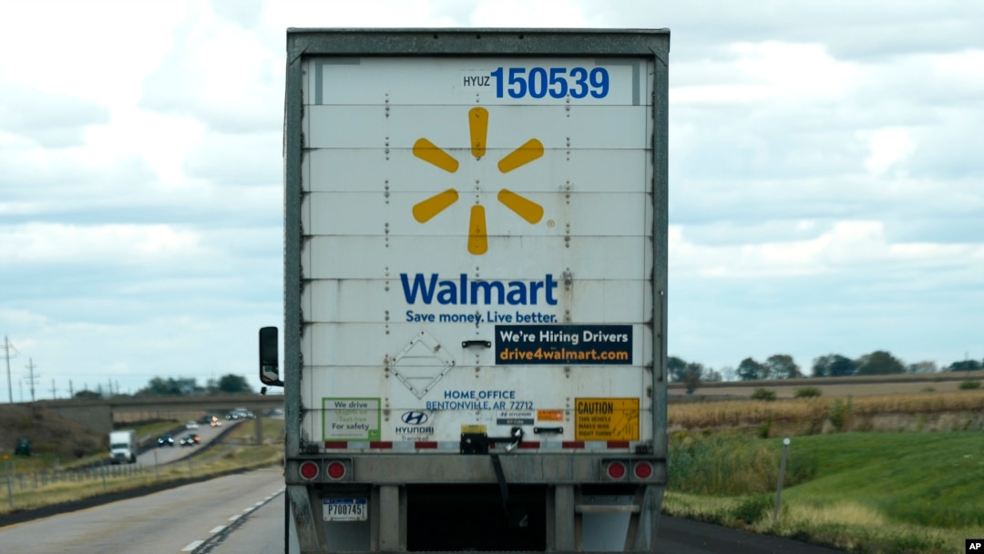 Un camión de Walmart anuncia contratación mientras viaja por la ruta interestatal I-88 en Franklin Grove, Illinois, el lunes 14 de octubre de 2024. (Foto AP/Nam Y. Huh)