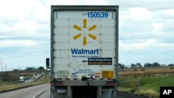 Un camión de Walmart anuncia contratación mientras viaja por la ruta interestatal I-88 en Franklin Grove, Illinois, el lunes 14 de octubre de 2024. (Foto AP/Nam Y. Huh)