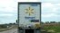 Un camión de Walmart anuncia contratación mientras viaja por la ruta interestatal I-88 en Franklin Grove, Illinois, el lunes 14 de octubre de 2024. (Foto AP/Nam Y. Huh)