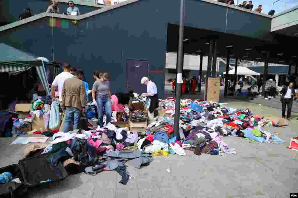 پوشاک مورد نیاز پناهجویان در طبقه زیرین ایستگاه راه آهن بوداپست مجارستان جمع آوری شده است